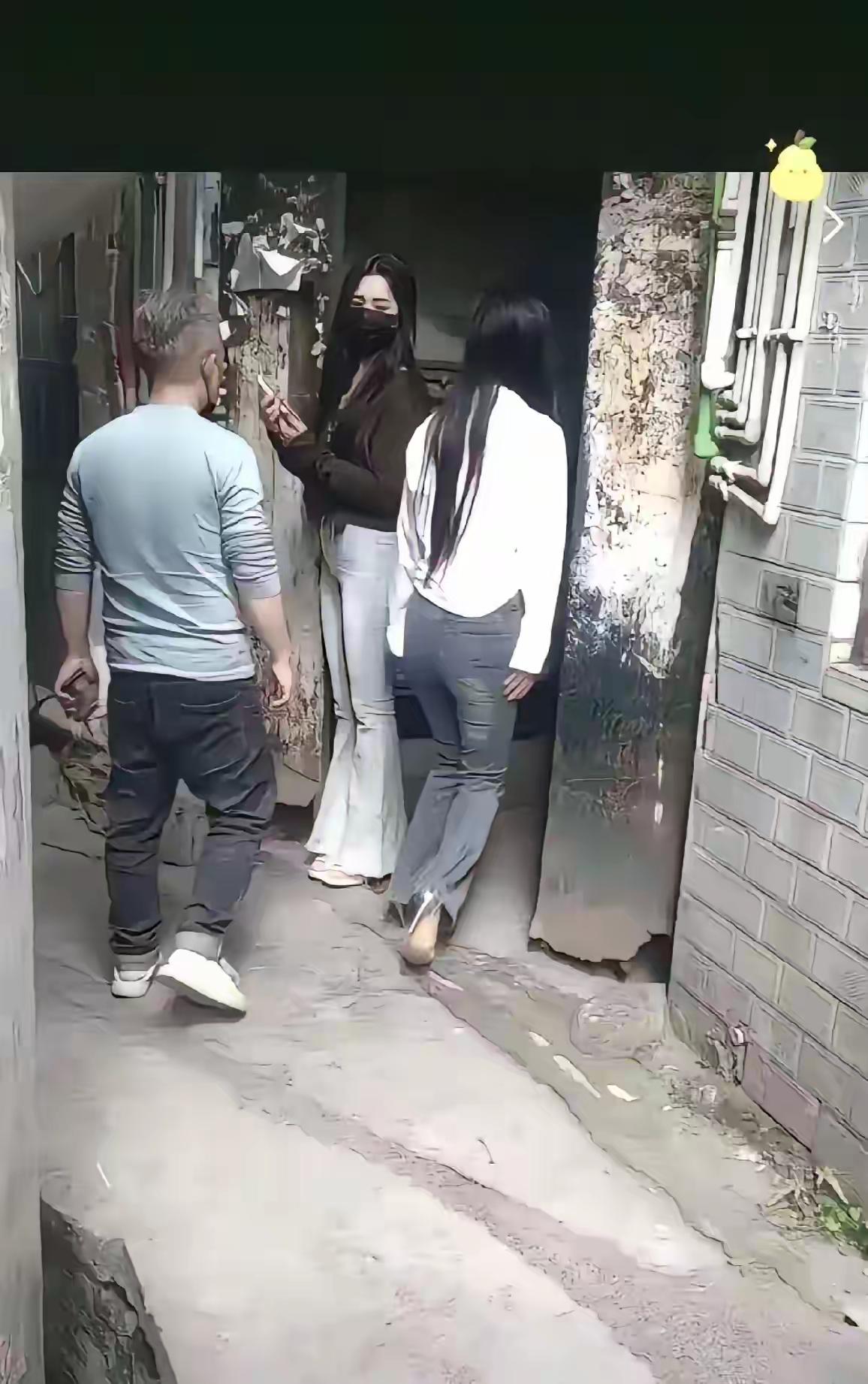 这个戴黑色口罩的美女，身材好棒，腿很修长性感，黑色上衣更显妖娆妩媚。另...