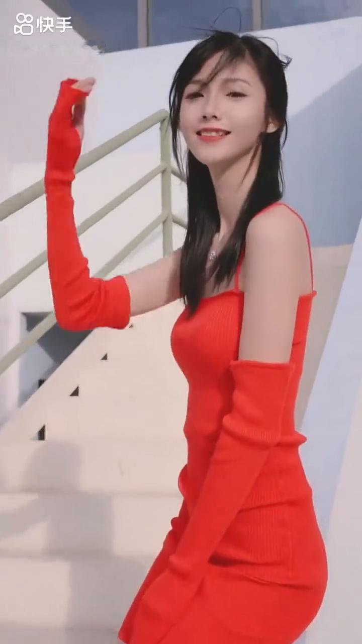 元气少女红裙写真，时尚与活力并存！