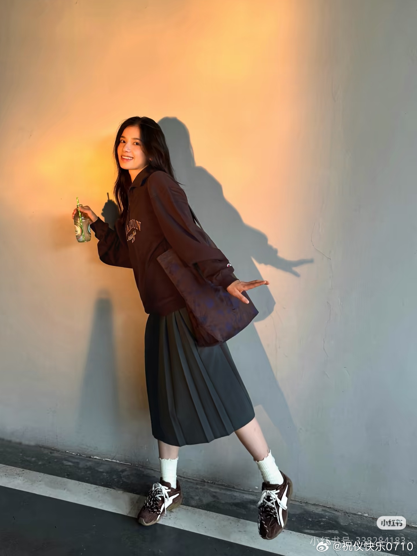 #张婧仪[超话]##张婧仪陈清雾# [心]#张婧仪代言比亚迪秦max# “万物更迭, 季节轮换, 我的心却永恒不变, 只为你留一盏灯𝓐𝓵𝓵 𝓽𝓱𝓲𝓷𝓰𝓼 𝓬𝓱𝓪𝓷𝓰𝓮, 𝓼𝓮𝓪𝓼𝓸𝓷𝓼 𝓻𝓸𝓽𝓪𝓽𝓮, 𝓫𝓾𝓽 𝓶𝔂 𝓱𝓮𝓪𝓻𝓽 𝓻? ​