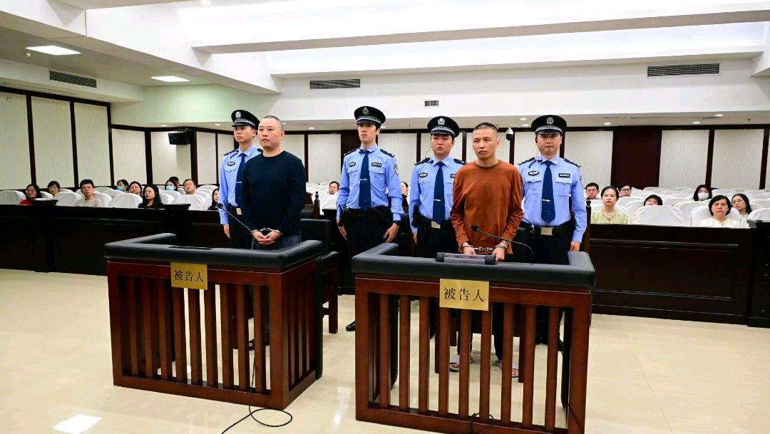 缅北四大家族三个已被中国宣判！
缅北四大家族中的魏家今日一审宣判，魏怀仁、陈大卫、廖景芳三名主犯被判处死刑，继明家、白家后，第三个接受中国法律审判的犯罪集团尘埃落定。

消息一出，全网沸腾。有人说：“终于等到这一天！”也有人说：“死刑都便宜他们了。”但我想说，这不仅仅是一场审判，更是一记响亮的耳光，