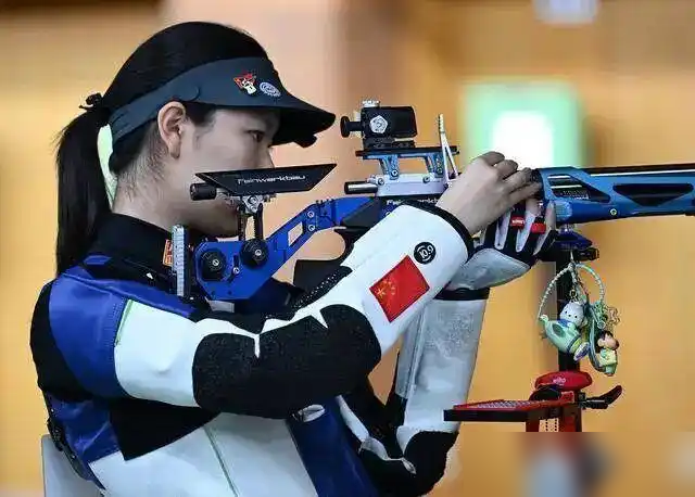 这才是顶级凡尔赛。16岁杜雨宸，亚运会女子10米气步枪团体赛，跟王子菲、韩佳予联手直接把世界纪录给破了，金牌到手。
转头个人赛资格赛，她打出633.6环，排第六。
按成绩，前八稳进决赛，结果她出局了。
因为规则卡死，同队最多俩人晋级，她前面卡着俩队友。
不是她不行，是队友太牲口。
世界第六