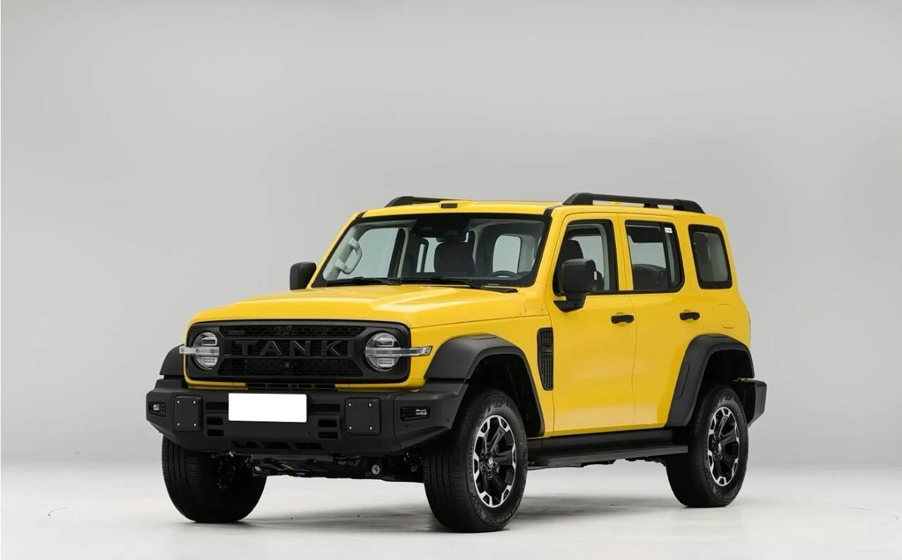 全新坦克 300L 新能源正式上市，推出 Hi4-T、Hi4-Z 两款插混版本，指导价 25.98 万 - 26.98 万元。作为坦克 300 首款长轴改款车型，新车轴距加长至 3010mm，同时搭载两套差异化插混架构，在保留非承载式硬派越野属性的前提下，兼顾城市纯电通勤与户外穿越的双重需求。
基本