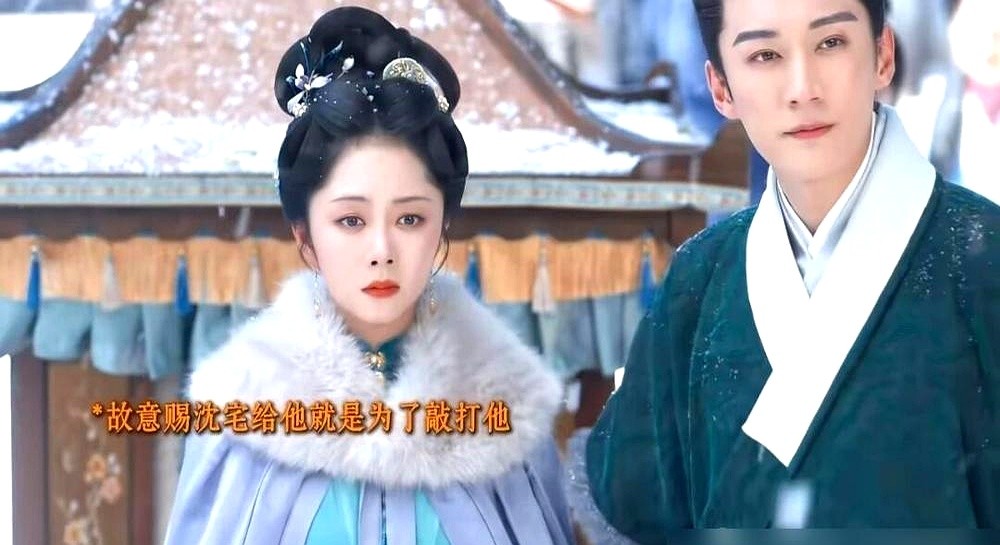 刘学义突然对着谭松韵说：“哥们，亲个嘴吧？”

片场瞬间笑崩。导演要的暧昧克制、眼里拉丝的高级感，直接被他一句大实话干回了喜剧片场。谭松韵后来都不敢看他，一对视就破功。

但你以为他只会搞笑？开机前，他提前半个月就断碳水、断油盐，就为贴合角色。剧本围读，每一句台词都掰开揉碎了聊。谭松韵还坏，故意当他