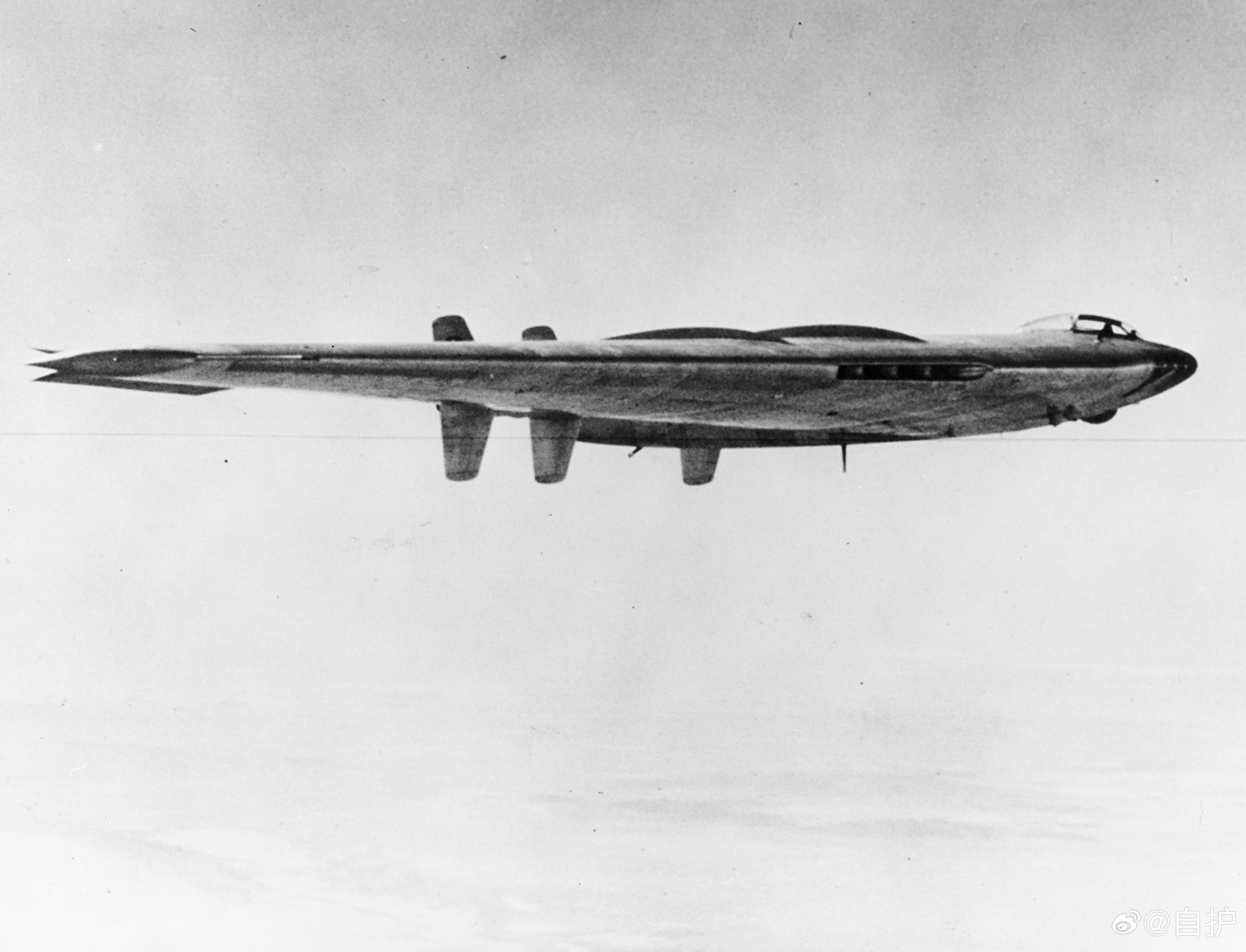 #航空创作计划##航空历史上的今天##每天认识一件兵器# 1947年10月21日，美国诺斯罗普的YB-49轰炸机首飞。
1941年4月，美国陆航发起洲际超级轰炸机招标计划，有6家厂商提交了方案，其中诺斯罗普XB-35和康维尔XB-36走到了试制原型机阶段，其余的波音、道格拉斯、北美和伯内利的方案在首轮评估后被淘汰。 ​
