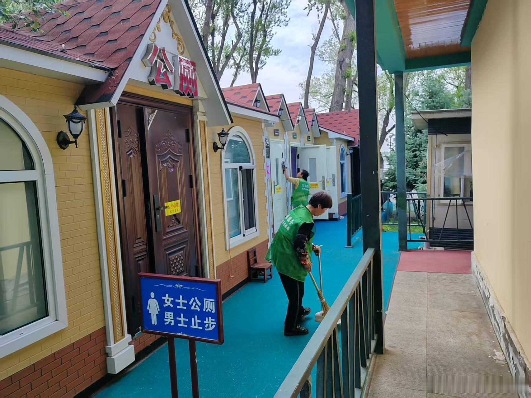 城市守护不打烊 冰城国庆环境有温度

国庆假期，哈尔滨大街小巷游人如织。市城管局依托秋季城市环境“大干50天”整治行动，环卫、执法、园林多部门联动，全员坚守岗位，精细化做好市容保洁、秋菜销售服务、市政设施检修，用干净有序的城市环境，守护市民与游客的假日时光。
 
假期里，全市城管系统累计 ​