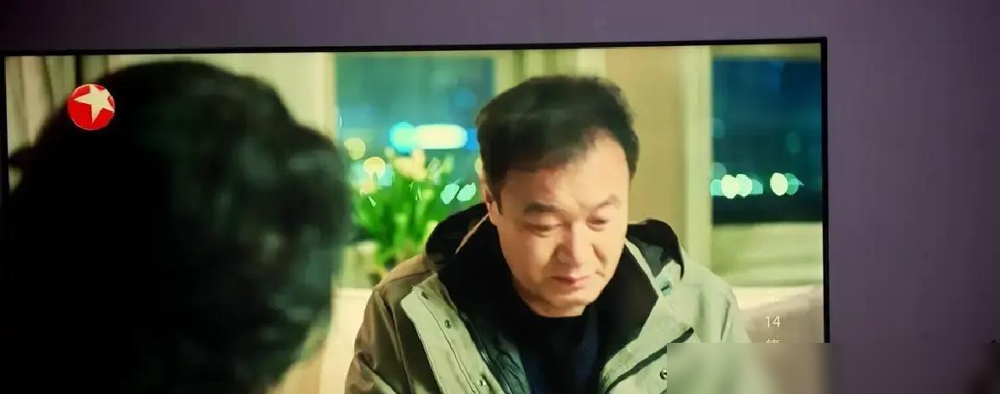 压了12年的老剧开播，男女主全白干了。
《别对爱撒谎》刚上线，这是2014年拍的存货，硬捂到今天。
娄艺潇和杨玏的主线压根没人看，反倒是一对配角父母杀疯了。
张小磊和孙松演的老两口，强势，算计，极度护犊子。
把中国式家庭的打压与控制，演得让人直冒冷汗。
弹幕里满屏都在骂，收视率却死命往上涨