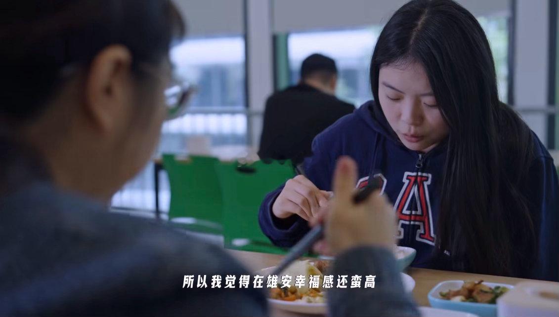 雄安新区这家互联网企业员工规模突破五千，给本地带来大量岗位。不用远赴外地打拼，在家门口就能拥有稳定的工作，兼顾家庭与事业，幸福感油然而生。互联网产业落地，让更多本地人不用背井离乡，在家乡就能获得不错的就业机会，也为新区发展持续注入活力。#拼多多雄安公司突破5000人# ​