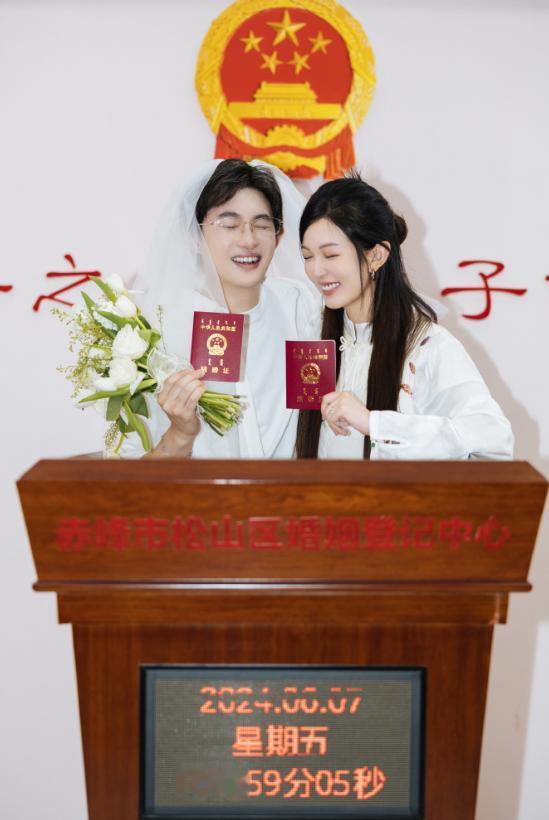 千万粉丝博主张凯毅公开视频，确认已经和丈夫张煜东离婚，孩子抚养权归她，算上离婚冷静期，分开已经过去接近三个月，她坦言自己高估了自己，低估了柴米油盐对婚姻的打磨。
 
这场当初被很多人看好的婚姻，从高调求婚走到分开，前后也就两年时间。当初男方作为雕塑艺术家，专门手工打造四斤重黄金凤冠用来求婚，场面当时