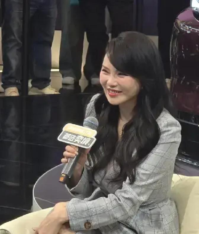 台上拿着麦克风的小伙子毫不客气地冲着台下甩了一句，妈妈不要出去乱叫，叫妈

被怼的不是别人，正是平时在圈子里出名能说会道的伊能静

要是换了那些讲究规矩的爹妈，这会儿估计早就觉得下不来台黑脸发作了

可伊能静不仅没觉得丢面子，反而迅速闭了嘴，笑呵呵地认下了这局

全场观众直接笑疯了，这哪里是亲生母子