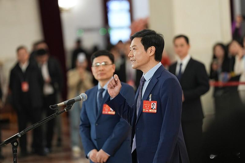 雷军这次在两会采访里透的小米汽车规划，真的把步子踩得特别实。
首先是销量目标，2026年要冲55万台年度交付，到9月初累计已经破80万了，势头完全够，长期还瞄准15到20年冲进全球前五，直接对标保时捷和特斯拉的品质标准，而且明说未来几年绝对不做10万以内的车型，不肯为了打价格战牺牲智能化配置的底线。