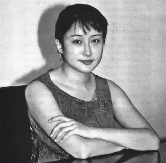 2001年，空姐杨旸与有妇之夫郭介明相会。二人温存过后，随即发生冲突。冲突的结果，是郭介明身中十余刀，当场身亡……
 
房间里的灯还亮着。杨旸站在床边，手里攥着的东西黏糊糊的。她低头看了看，是血，顺着指缝往下滴。郭介明没声音了，就那么摊着，眼睛还半睁着。
 
她走到洗手间，拧开水龙头。水声哗哗的，她