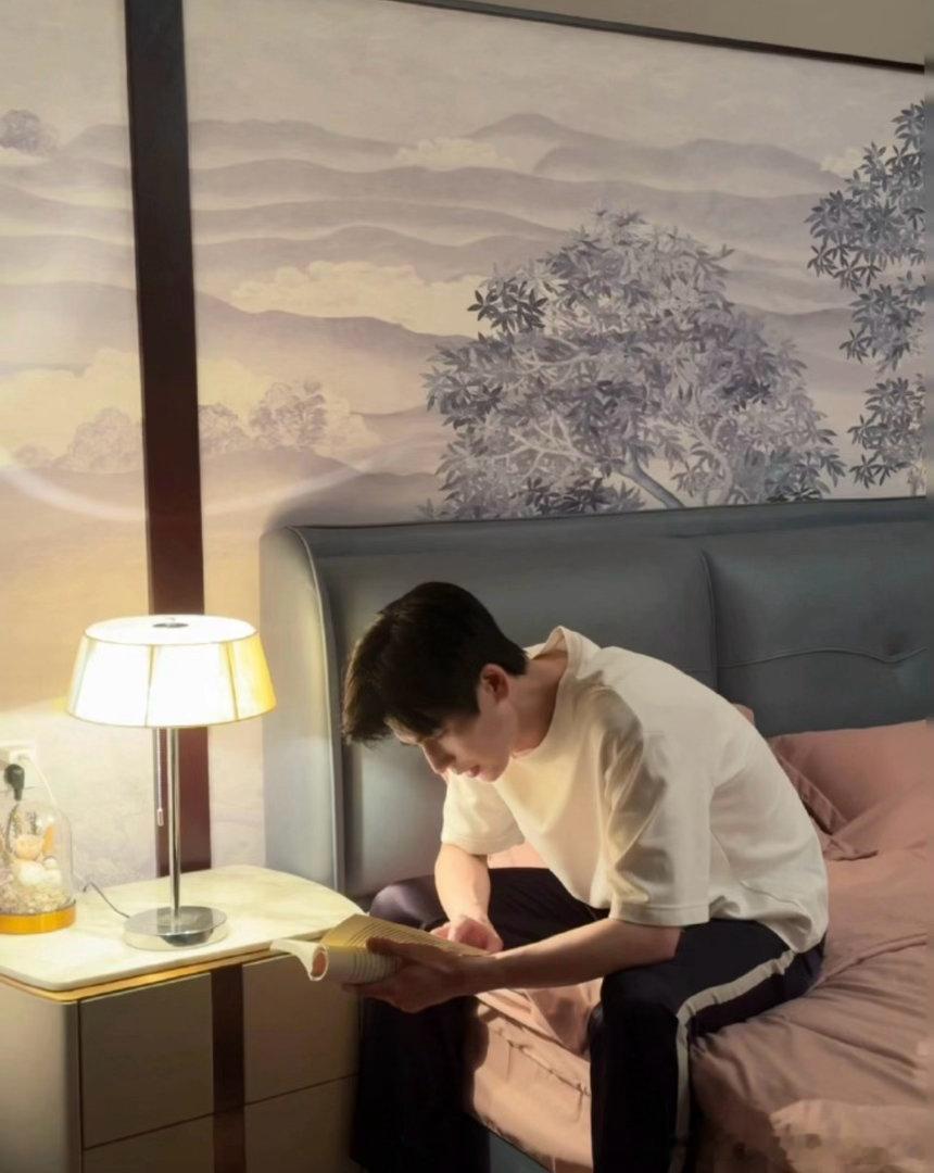 #张凌赫[超话]##张凌赫##张家玮# 
睡前還那麼認真[可憐][可憐][心] ​​​