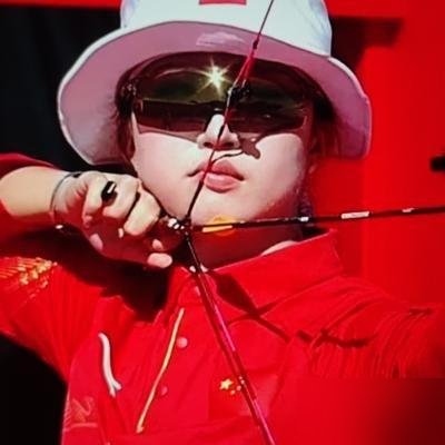 14岁，射箭场上把成年选手打到没脾气。
韩国小将姜妍书，亚运会两轮比赛，30支箭全部10环。注意，是全部。这什么概念？靶心就一个苹果大小，她连射30次，次次命中。第二轮淘汰的还是上届三冠王。
别急着说人家是天才。查了下她的底子，2026年4月才通过选拔进国家队，国内排第三。然后直接破了韩国射箭史