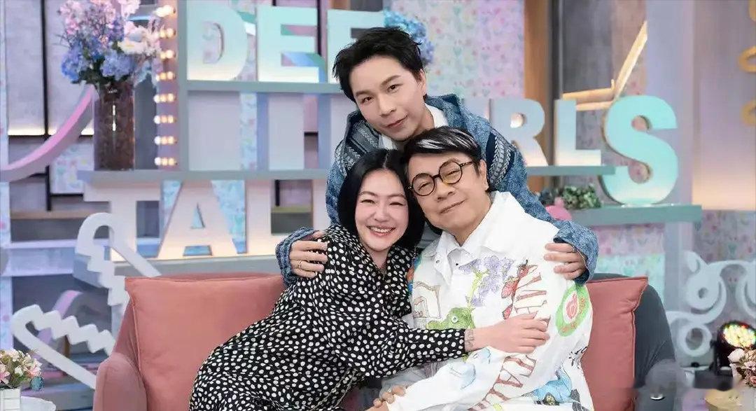 小S一家游香港，两个女儿都长这么大了，而且都好漂亮 ​