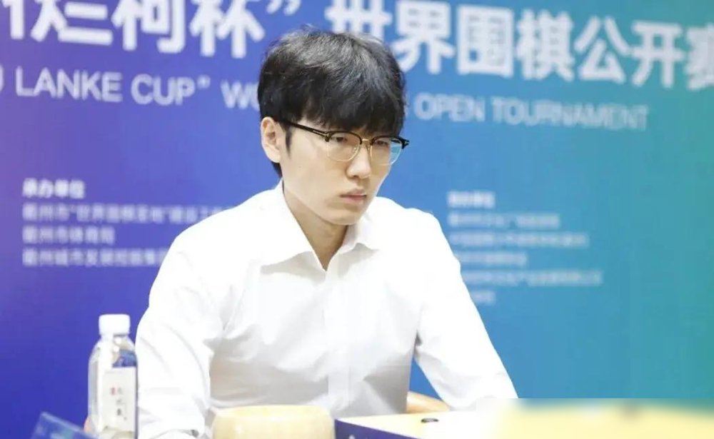 申真谞又拿冠了，2比0，卞相壹一点机会没有。烂柯杯决赛第二盘，申真谞执黑219手中盘胜，零封。奖金180万人民币，到手。
这是第九个世界冠军。追平曹薰铉，超了柯洁，历史第三。前面只剩李昌镐和李世石。韩国那边有媒体按第十冠算，反正怎么算，柯洁都被甩身后了。
这届烂柯杯，中国棋手八强就全没了。决赛是