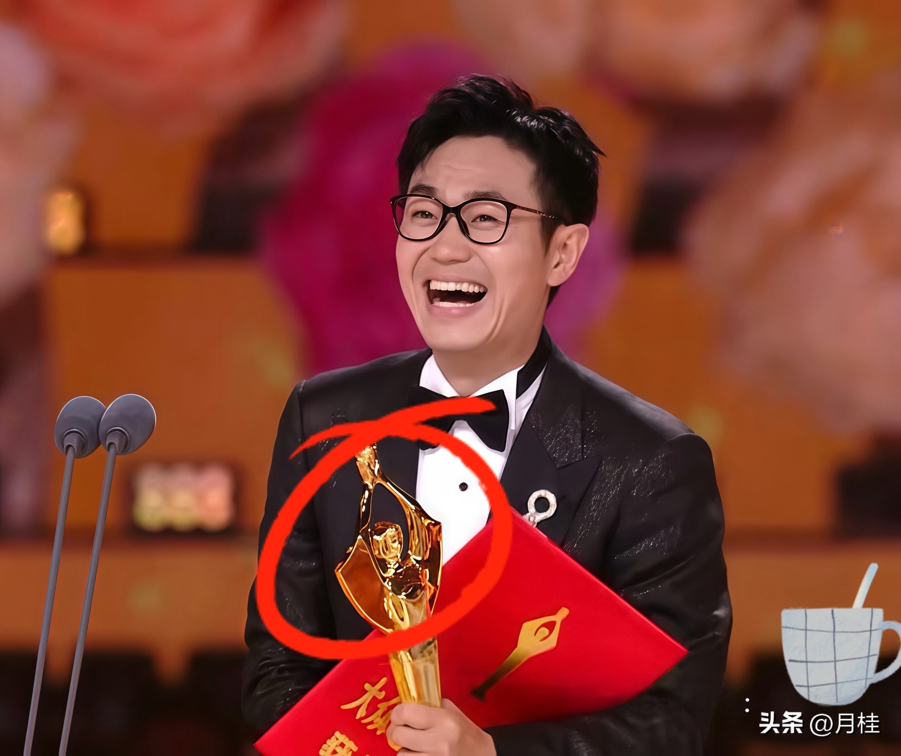 大鹏登台发表感言时说道“我没学过导演，如今拿到导演相关荣誉”，听着十分提气，但这番话背后暗藏不少行业分寸问题，后续或许会给他带来不少困扰。

影视行业十分推崇师承、人脉与从业阅历，草根起步的大鹏靠着自身坚持走到行业核心圈层，难免让部分人心里不是滋味。这番表述算不上自我调侃，反倒直白戳破了业内推崇专业