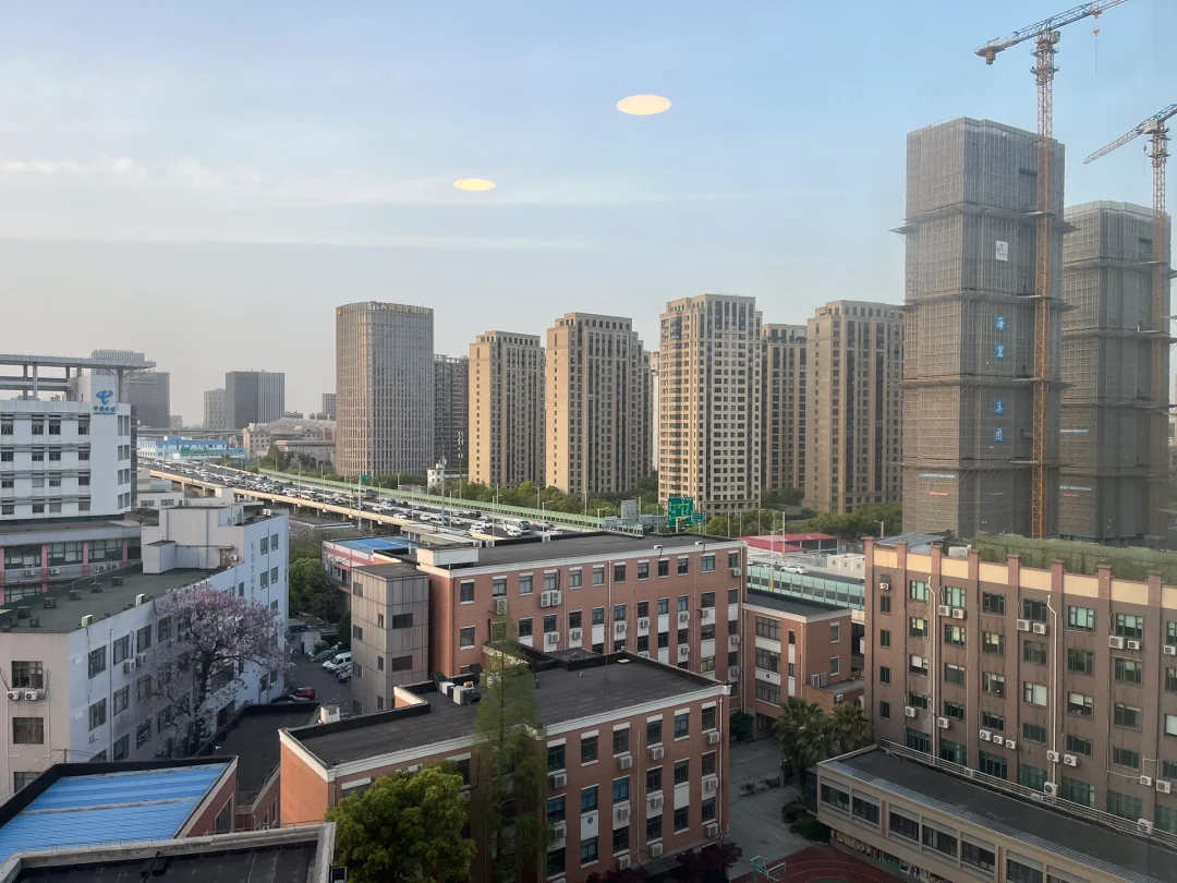 大上海，车来车往，房价14万元！