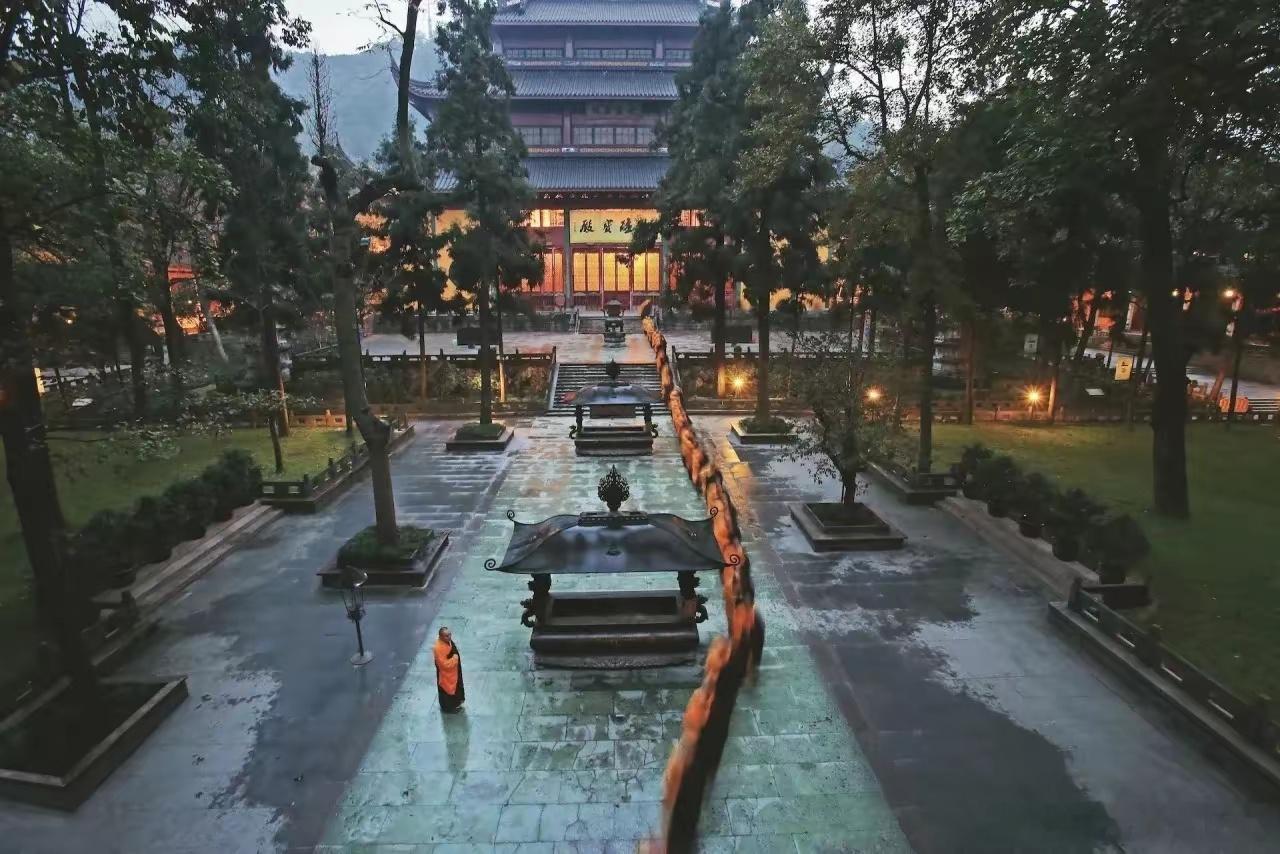 踏进灵隐寺那道门槛，外头车水马龙的喧嚣瞬间被黄墙隔绝。这座始建于东晋咸...