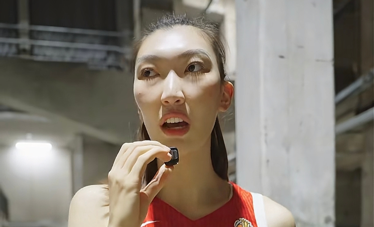 罕见！韩旭谈李月汝错过女篮世界杯:

“很显然，这不是她的错，这肯定是哪个环节出了问题！我跟她发了消息，她情绪比较低落，这件事对她的打击比较大！”

“可以说，我们是并肩作战的战友，看到她这样子，确实比较心疼，她在美国打球受过大伤，也挺过来了，之前她很我说，她非常看重这次世界杯之旅！”

“如今，事