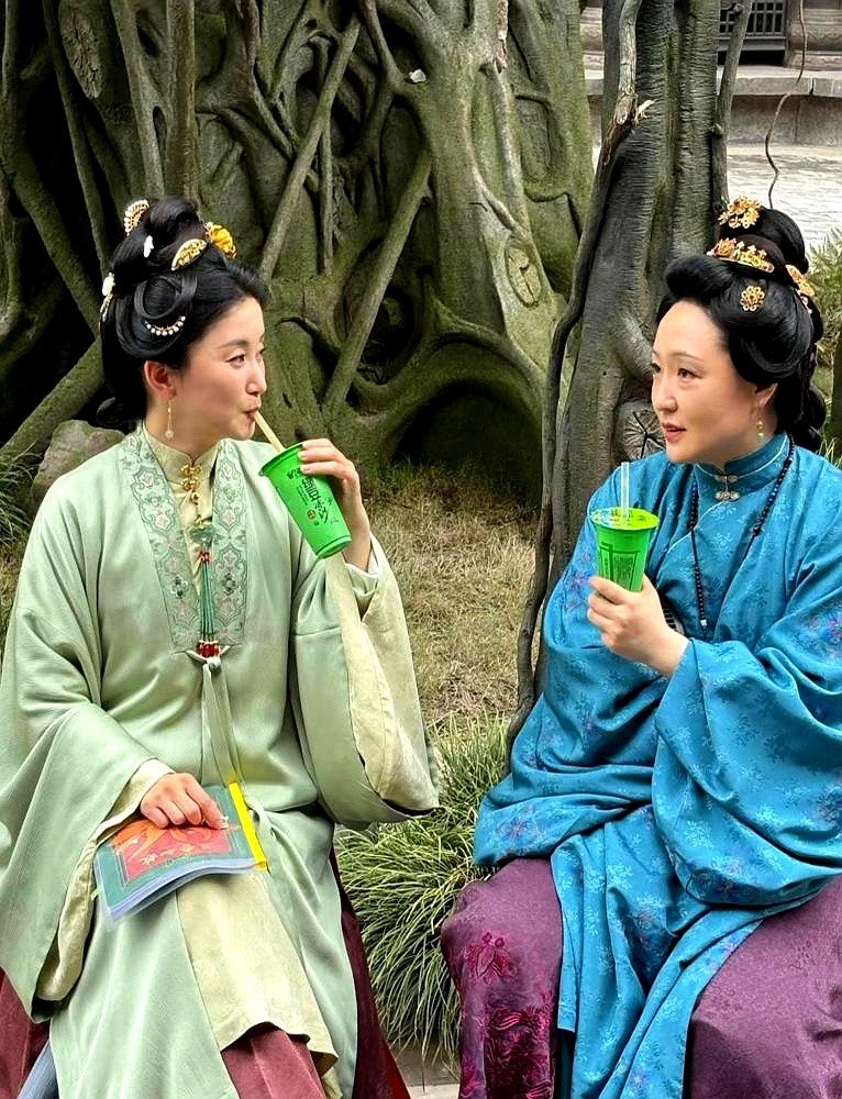 42度的高温天，身上还套着好几层厚重戏服，这戏换你演你受得了吗？

古装剧《兰香如故》从五月开机一路拍到十月，刚好撞上横店最要命的几个月。镜头前观众只看衣裳美不美，幕后花絮里，演林家太太的演员们被闷得直发愁。

导演一喊卡，戏里端着的太太们瞬间被打回现实，抓起绿豆冰沙就往嘴里灌，就为了消消暑、缓口气