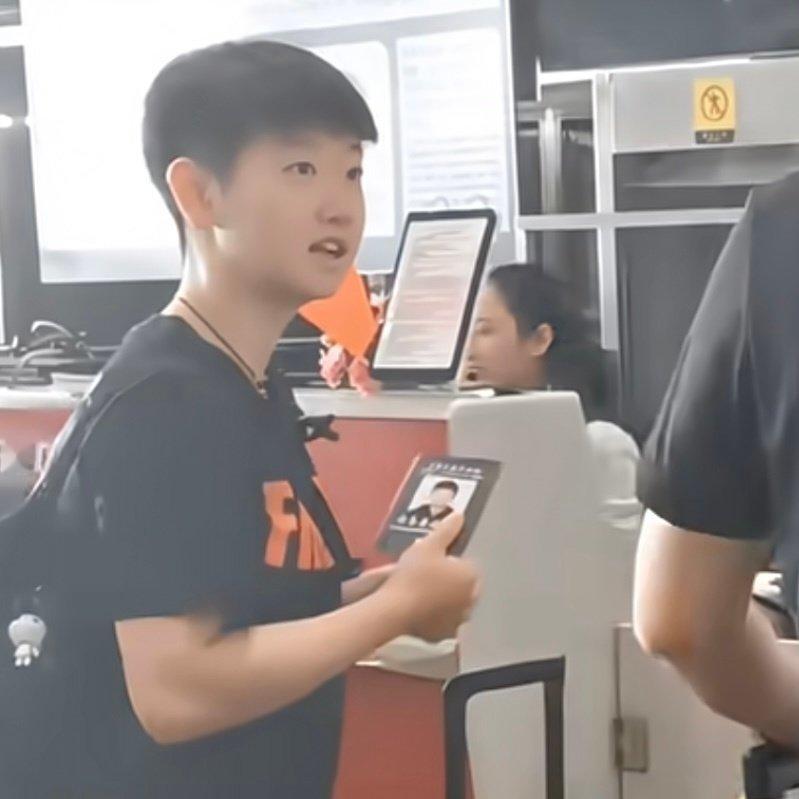#孙颖莎# 18岁的宝宝和她的儿童证件照 ​