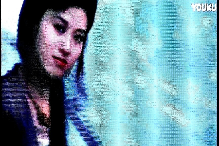 林青霞嫌弃太风尘拒演的角色，硬被张曼玉演成了影史绝唱。

一脚踩在长条凳上扯着嗓子骂街，手起刀落把肉剁得震天响。张曼玉把大漠老板娘的野性全揉碎在动作里，把这边缘角色演得光芒万丈。

当年徐克筹拍新龙门客栈，林青霞觉得金镶玉太泼辣丢不下身段。徐克转头在饭局上瞥见张曼玉眼底的灵气，当场拍板换人。

别人