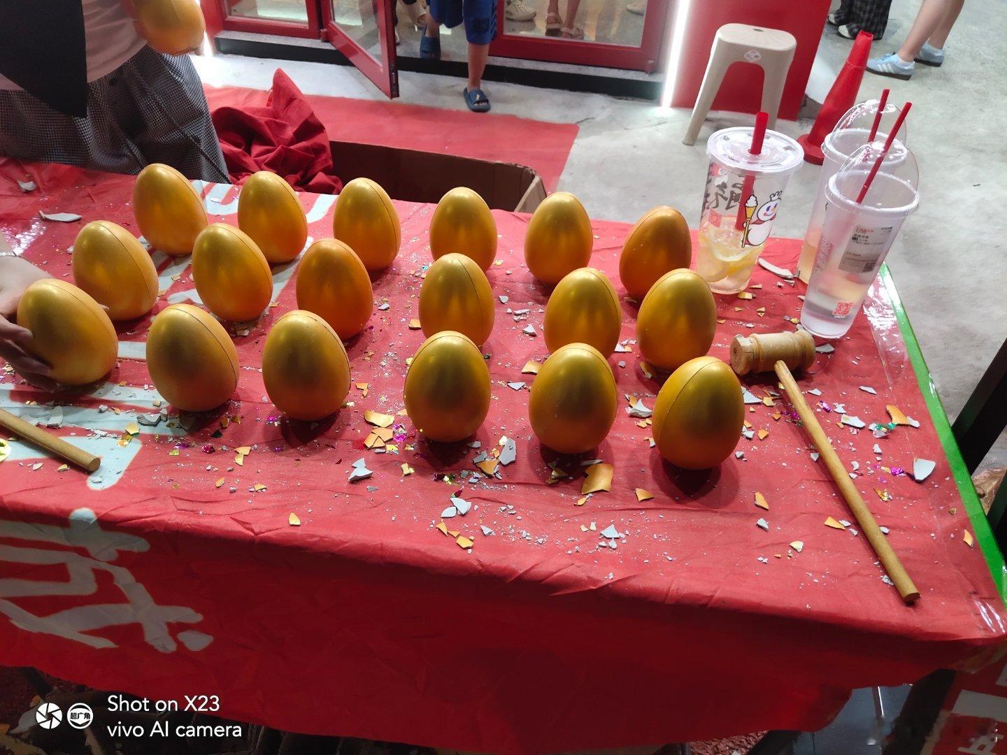 #vivo[超话]##vivo超话# 在这里举办喝奶茶砸金蛋活动，看着砸开金蛋那一下，就是个惊喜 ​
