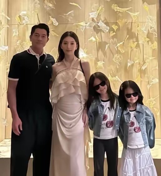 我很好奇。
是什么样的家庭。
能养出方媛这样的姑娘，嫁进那样的门，这些年被说了那么多，脸上却没见着多少委屈。 ​