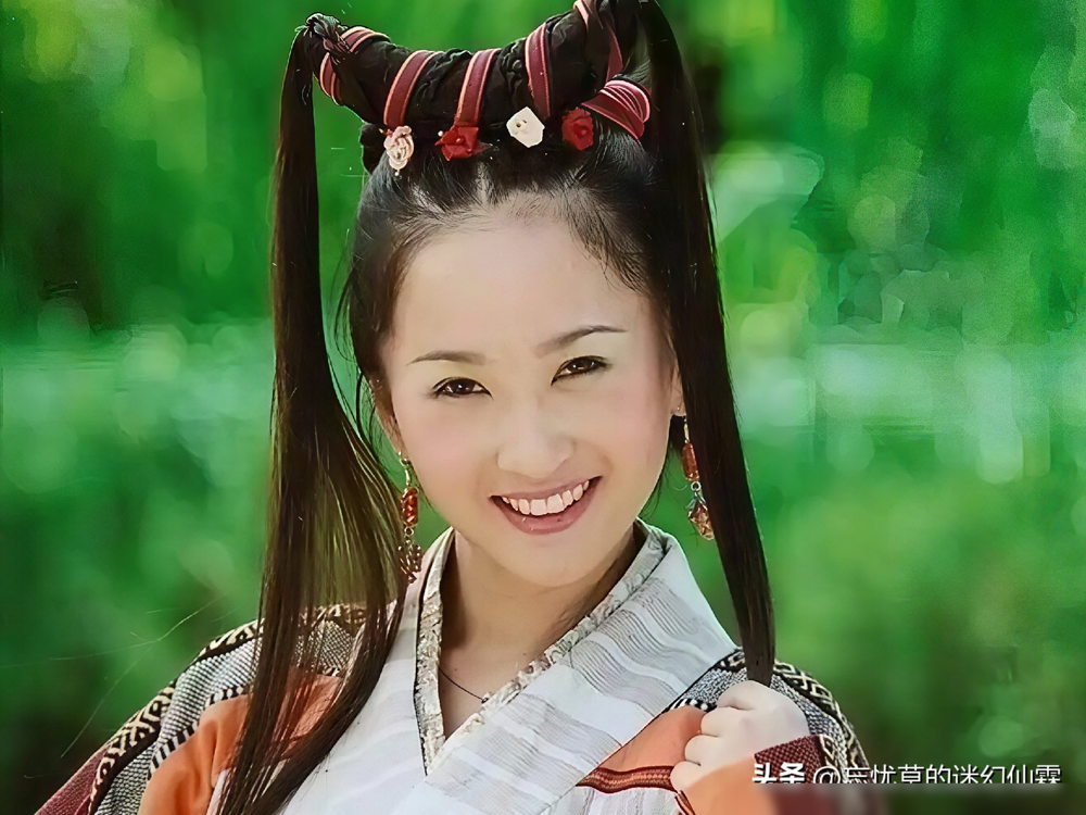 骗了观众整整二十年，戏里处处喊蒋欣姐姐的杨蕊，现实里居然比蒋欣大四岁！
当年《天龙八部》，她是娇俏灵动的钟灵，蒋欣是清冷成熟的木婉清；转头拍《七仙女》，她演五公主青儿，蒋欣又稳坐四公主绿儿。一张纯真娃娃脸，撞上自带气场的青衣相，硬生生把真实年龄差给彻底颠倒了。
比长相更扎心的，是戏外的际遇。多年
