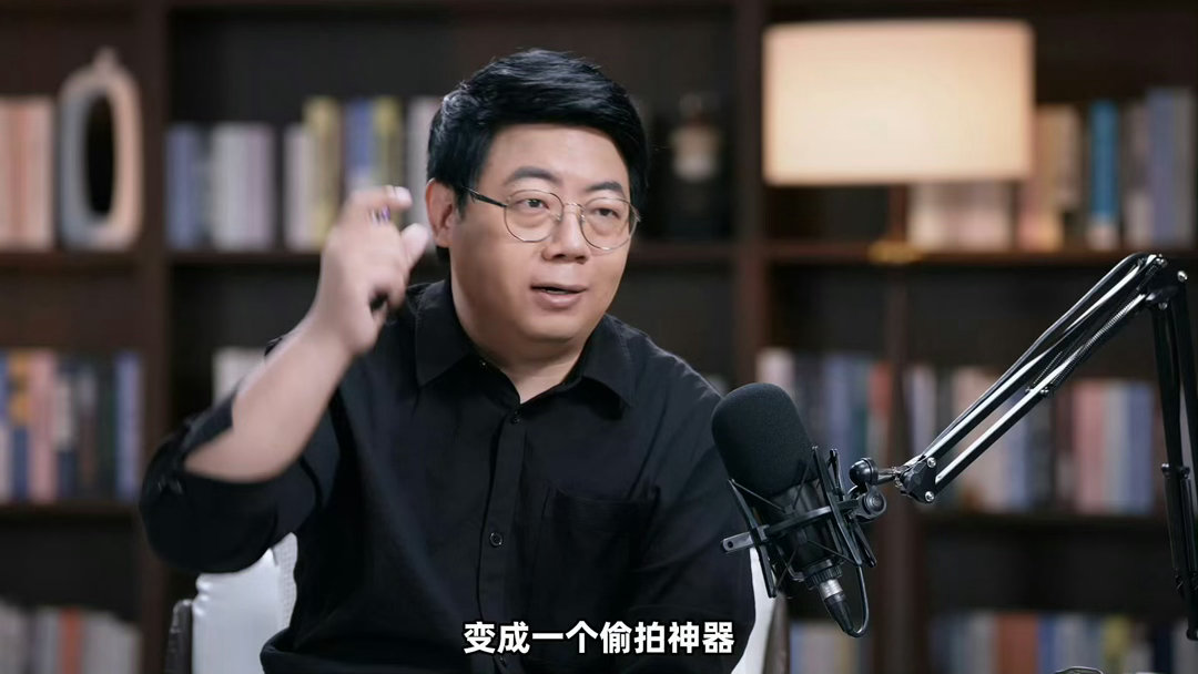 #AI眼镜成为隐私重灾区#AI眼镜越来越普及，但隐私隐患随之凸显。外观和普通眼镜高度相似，拍摄提示灯可被遮挡，路人在毫无察觉下就可能被录制影像，科技便利背后潜藏偷拍泄露风险 ​