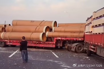 徐浦大桥连环车祸引热议：白车匝道强行超车，责任究竟该如何认定？ ​