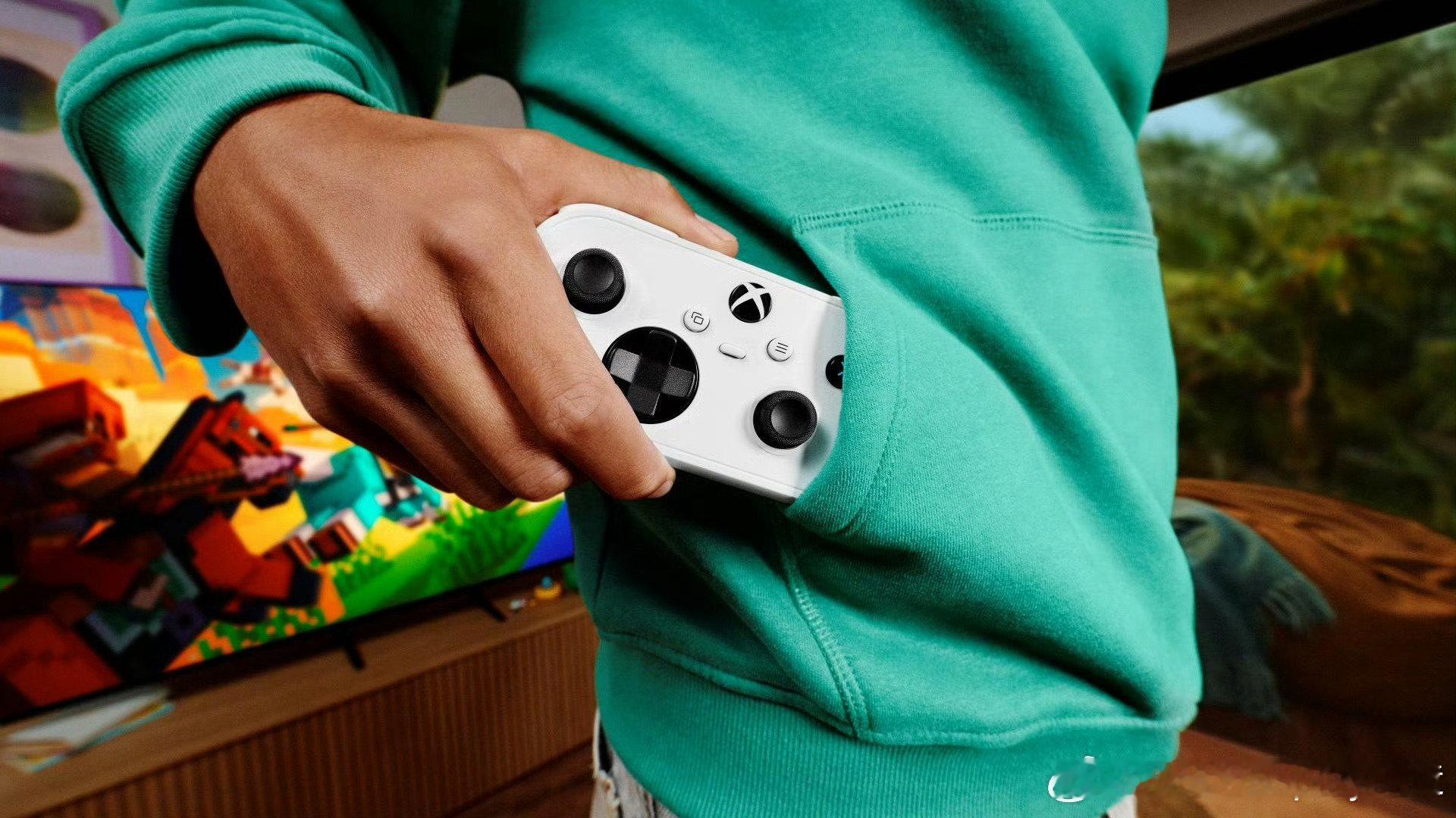 【#XBOX推出口袋手柄# 】XBOX官方发布了新款Nano手柄，长度为12.7cm（5英寸）左右，重量约为99克（3.5盎司）。官方表示，该款手柄可以很方便地揣进口袋里，适合手型较小以及有便携需求的玩家。XBOX Nano手柄售价为49.99美元，约合人民币334元。产品预计于11月全球上市，中国大陆亦可购买。 ​​​​