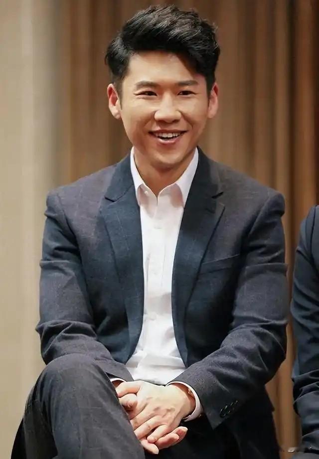 主持人问王骁：“在你眼里，张颂文是个什么样的人？”

王骁想了想，认真地说：“张颂文老师是我合作过的演员里，最能让我‘较劲’的一个。跟他演戏，你必须把所有东西都拿出来，不然接不住。”

两人最早在《狂飙》里碰面。张颂文演高启强，王骁演杨健——一个是禁毒支队长，后来被拉下水成了保护伞；一个是从鱼贩子一