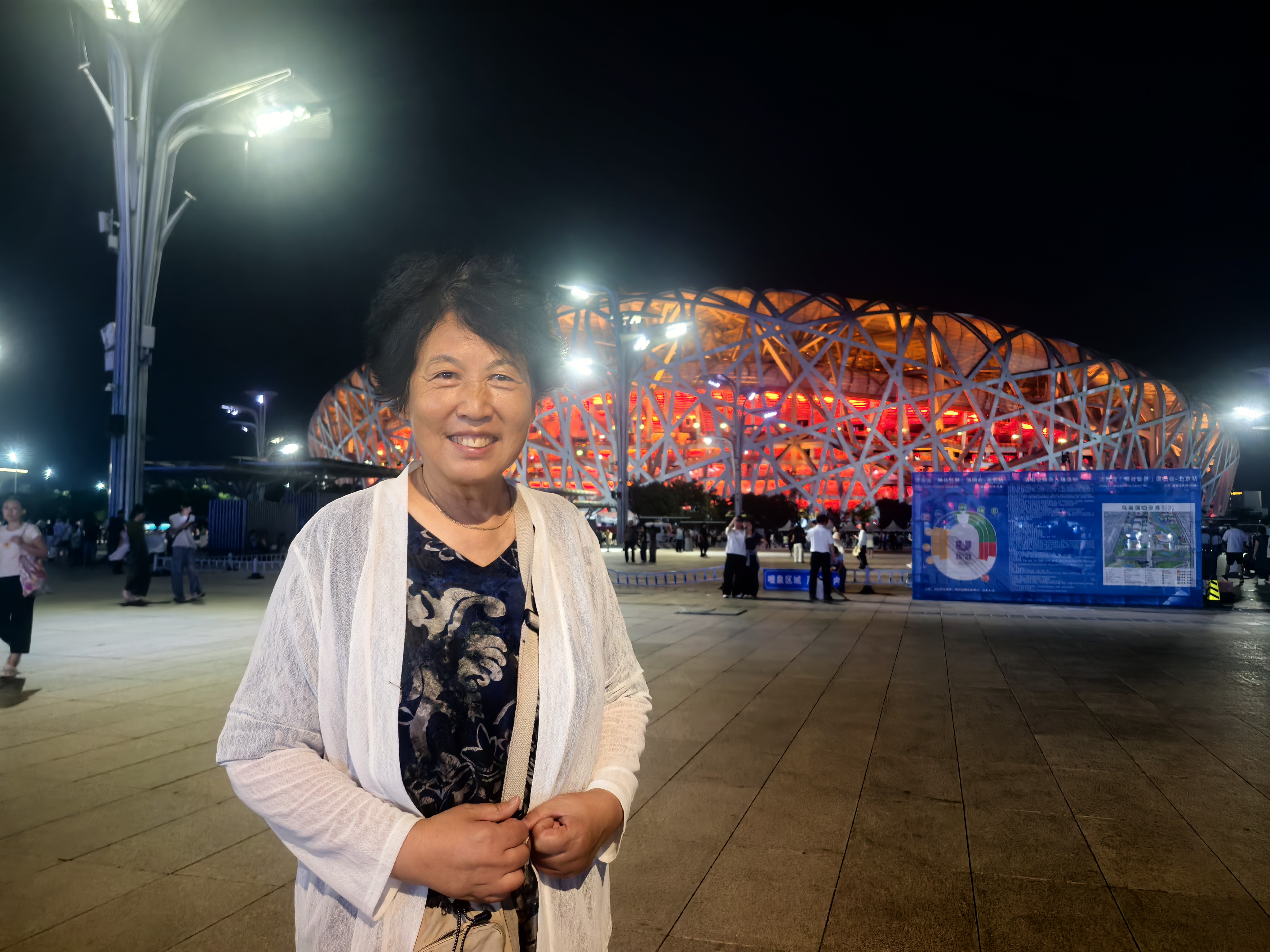 今天晚上，歌唱家汪苏泷在鸟巢开演唱会，1680一个票，我们没买上票，在外面听，听得很高兴。沉浸式感受演唱会氛围，开心快乐。