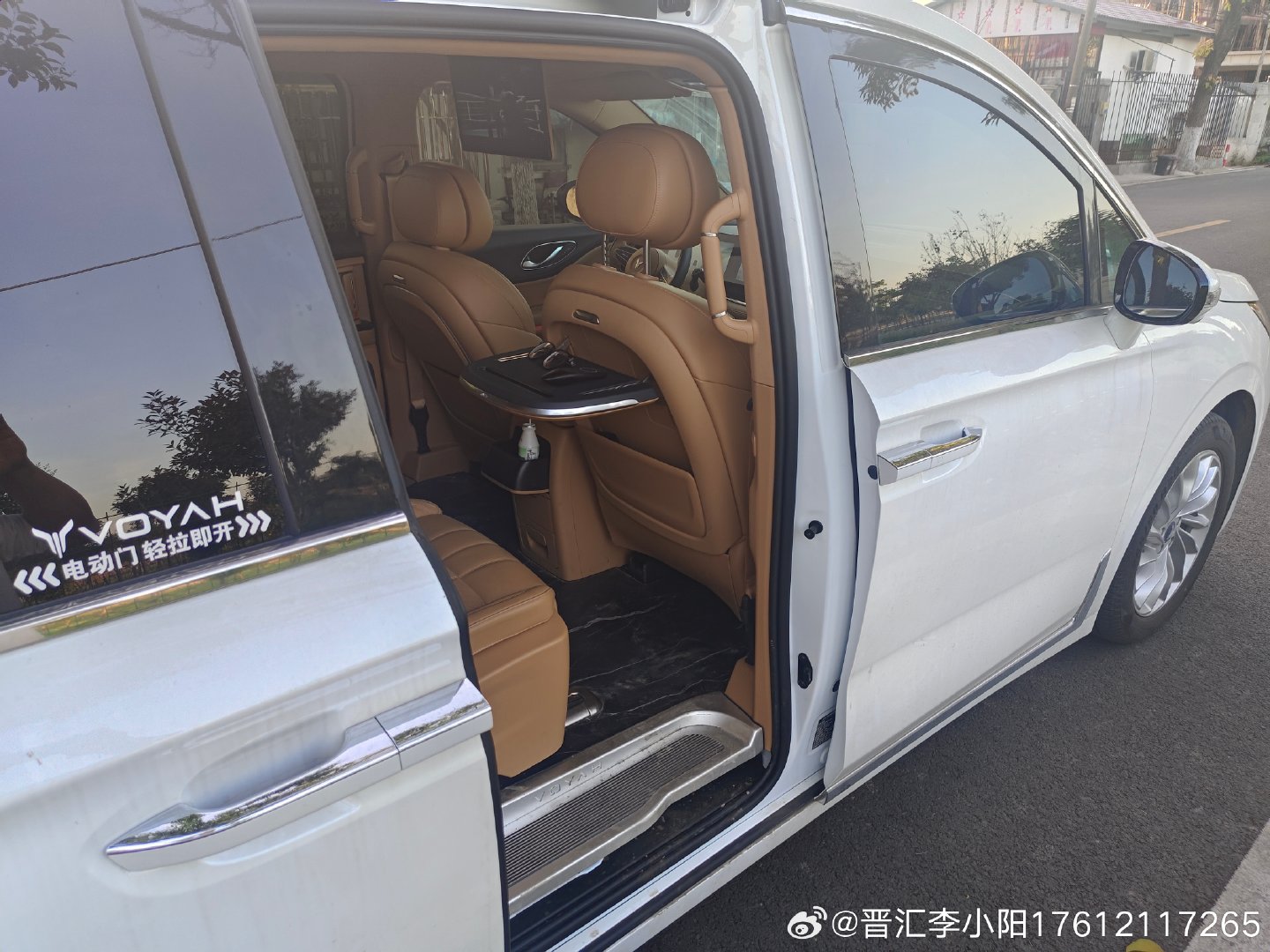 今天给我的岚图梦想家安排了一套专属的地板，安装以后内饰颜值绝对的帅。清...