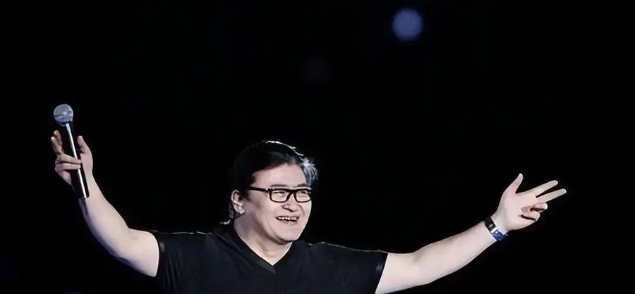 隐瞒病痛五年错过治疗窗口，63岁刘欢中秋离世，卢璐澄清非酗酒致病，女儿升学成隐情，普通人硬扛小疼的代价有多大
卢璐后来回忆，很多个夜晚，等到家人全都睡下，刘欢躺在床上辗转难眠，却始终不肯把疼痛说出口。这个画面之所以扎人，是因为它太普通了——普通到几乎每个中国家庭里都有一个这样的父亲。
关于刘欢的病因
