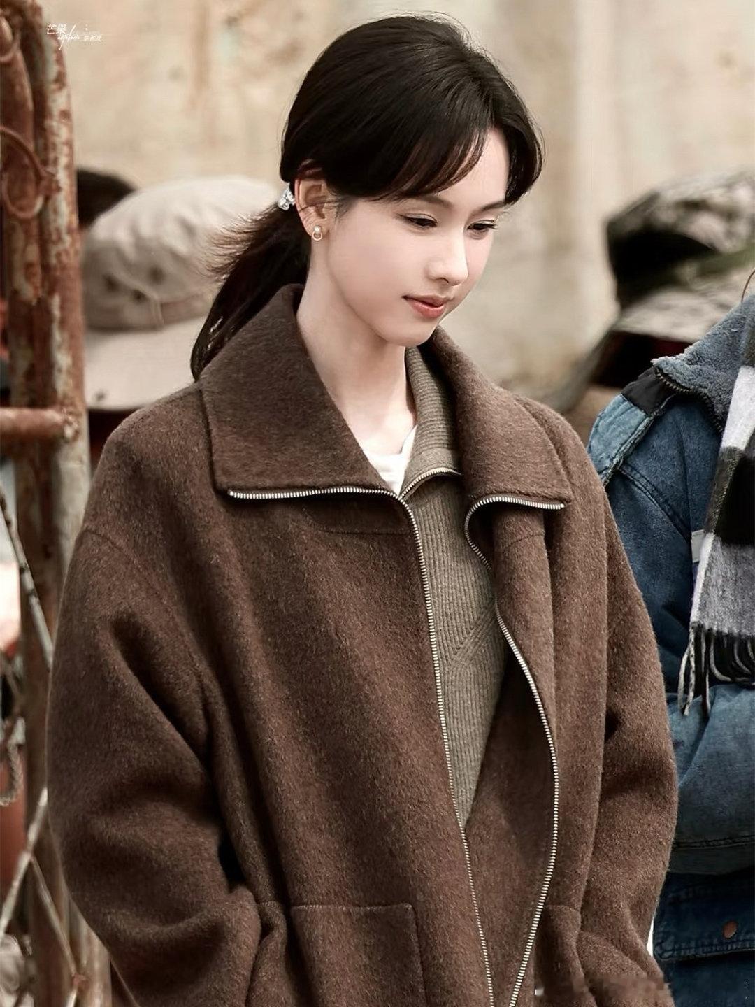 演员巧意叠搭 
XII BASKET 美拉德上装
出演电视剧《冬风吹又生》
羊毛混纺质地，轻暖守护
深浅层次，丰盈飒然倩影
张弛随心，从容笃定

#XIIBASKET十二篮##陈都灵[超话]##冬风吹又生##余九琪# ​