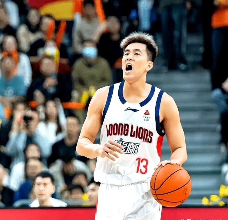 这一场广东主场输了17分，杜锋脸色比天气还阴，赛后那步伐像逃离战场一样...