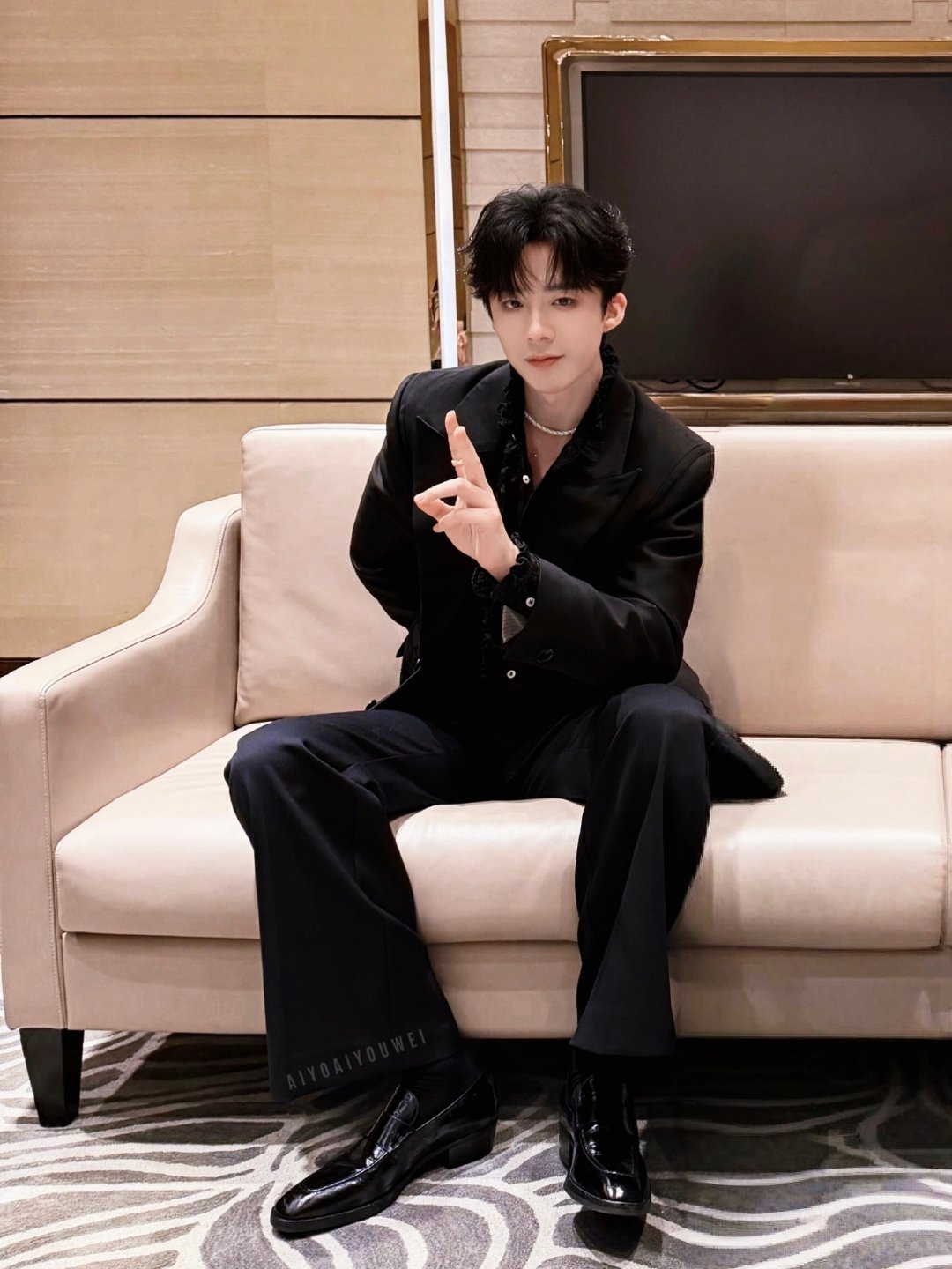 我就说昨天那张合照为什么背手…
原来是因为正在盘串[泪奔][泪奔]真是令人意内 ​