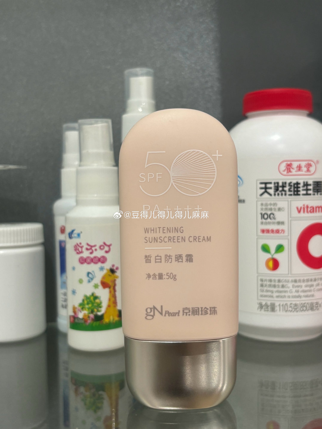 紫外线不止晒黑，还会启动皮肤的“炎症老化”程序，降解胶原蛋白。防晒，是在对抗一整条衰老链路。​