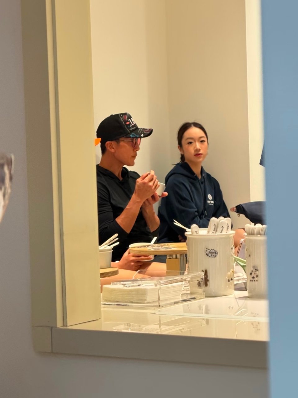 吴尊带Neinei和Max在上海MOALA酸奶全国首店品鉴酸奶被网友偶遇了，没想到他的两个娃都长这么大了，Neinei真的是越来越美了！Max也变成帅帅大男孩了，吴尊倒是没什么变化，一直都容颜不老！ ​