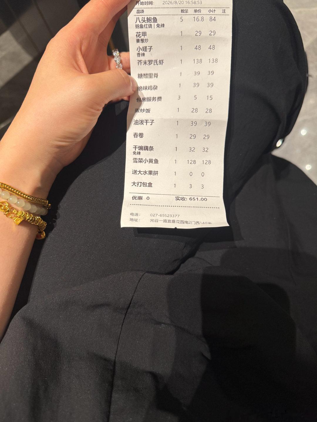 三年前婆婆请客吃帝王蟹波龙这些充了一万的卡  当天消费了八千  卡里也剩的有余额    直至前两天想起来 今天就去吃了 三个人点一堆 都浪费了 如今婆婆走了也快三年了  都说婆媳是天敌 怎么说呢 互相有过矛盾也有过温暖 只能说咱们婆媳这辈子缘浅[黑线][黑线][黑线] ​