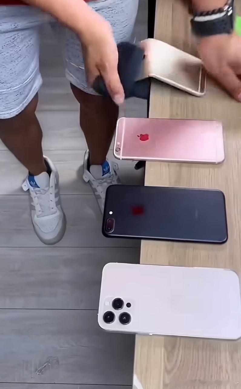 随着iPhone 18系列与首款折叠屏Duo的发布，苹果通过材质与结构的持续迭代，确实在抗摔与刚性上实现了跨越，但这也带来了机身增重的物理代价。  一、外观与屏幕材质升级- 超瓷晶面板：屏幕从早期玻璃