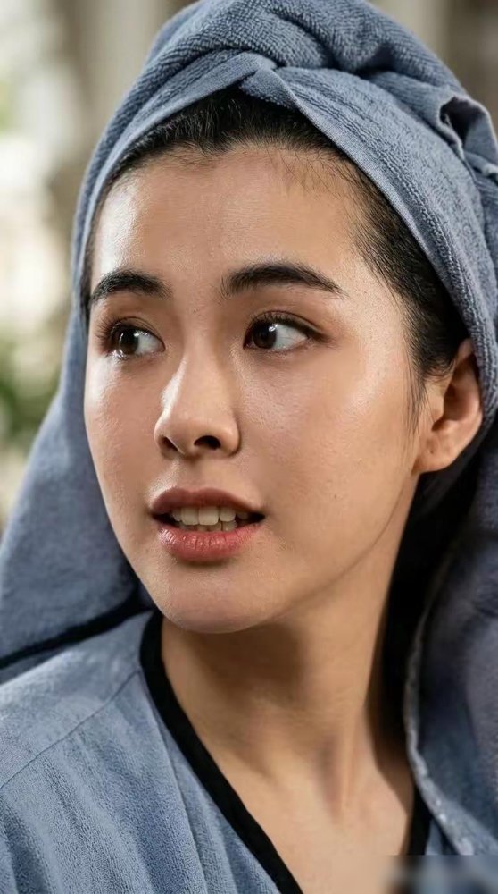 60岁王祖贤回国了，穿皮衣配长裙，一露面全场安静。
这女人定居加拿大20多年，法号“行觉居士”，吃斋念佛，遛狗逛超市，日子过得跟退休老太太没两样。谁想到她转头在温哥华开了家艾灸馆，每小时收费600块，全预约制，不少顾客还夸她手法耐心。
更狠的是，她前阵子接受采访，直接甩出一句：“字典里没有结婚二