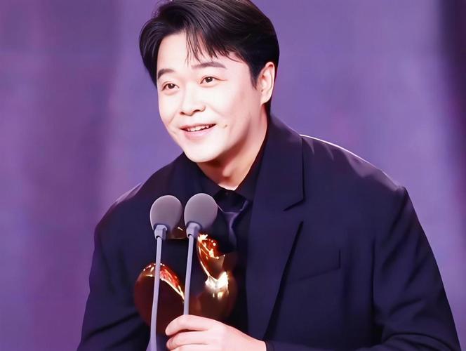 国庆档总票房（含预售）已经突破 7 亿，连续四天单日票房破亿，假期观影热度居高不下。陈思诚执导的《神探之痕迹》依旧稳居档期榜首，累计票房已经超过 2.75 亿。
 
陈飞宇塑造的反派角色凭借极强的张力火爆出圈，接连登上热搜。在路演现场，张译、马丽都对他的表演给出了很高的评价。另一部喜剧影片《什么意思