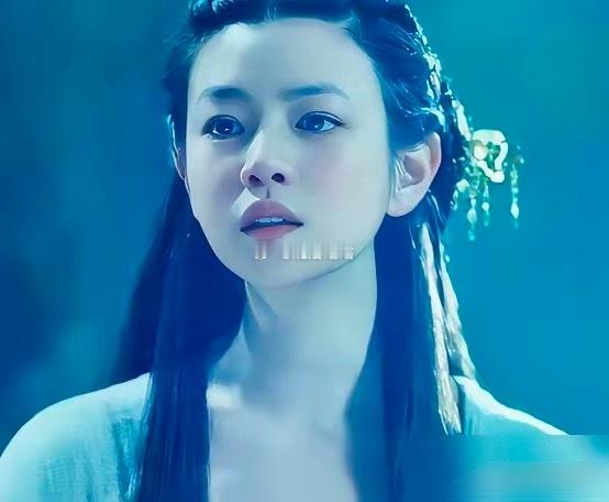66个女孩试妆，陈妍希全票通过演小龙女。于正说，定妆完一瞬间，所有人都愣住了，上到导演下到工作人员，都说就是她了。
陈妍希当时减到91斤，于正夸她好仙好美，跟陈淑芬画里的小龙女。一模一样。陈晓看了直说震惊，杜淳也夸哇，这么美。
结果照片一放出来，网友直接叫她小笼包。全网群嘲，炮火全对准 ​