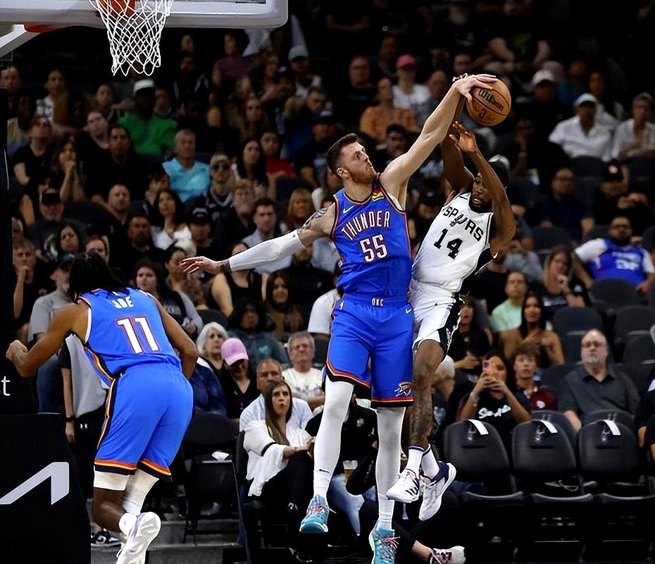 文班亚马这表现，直接把开拓者防线给拆了。    马刺客场硬生生翻了19...