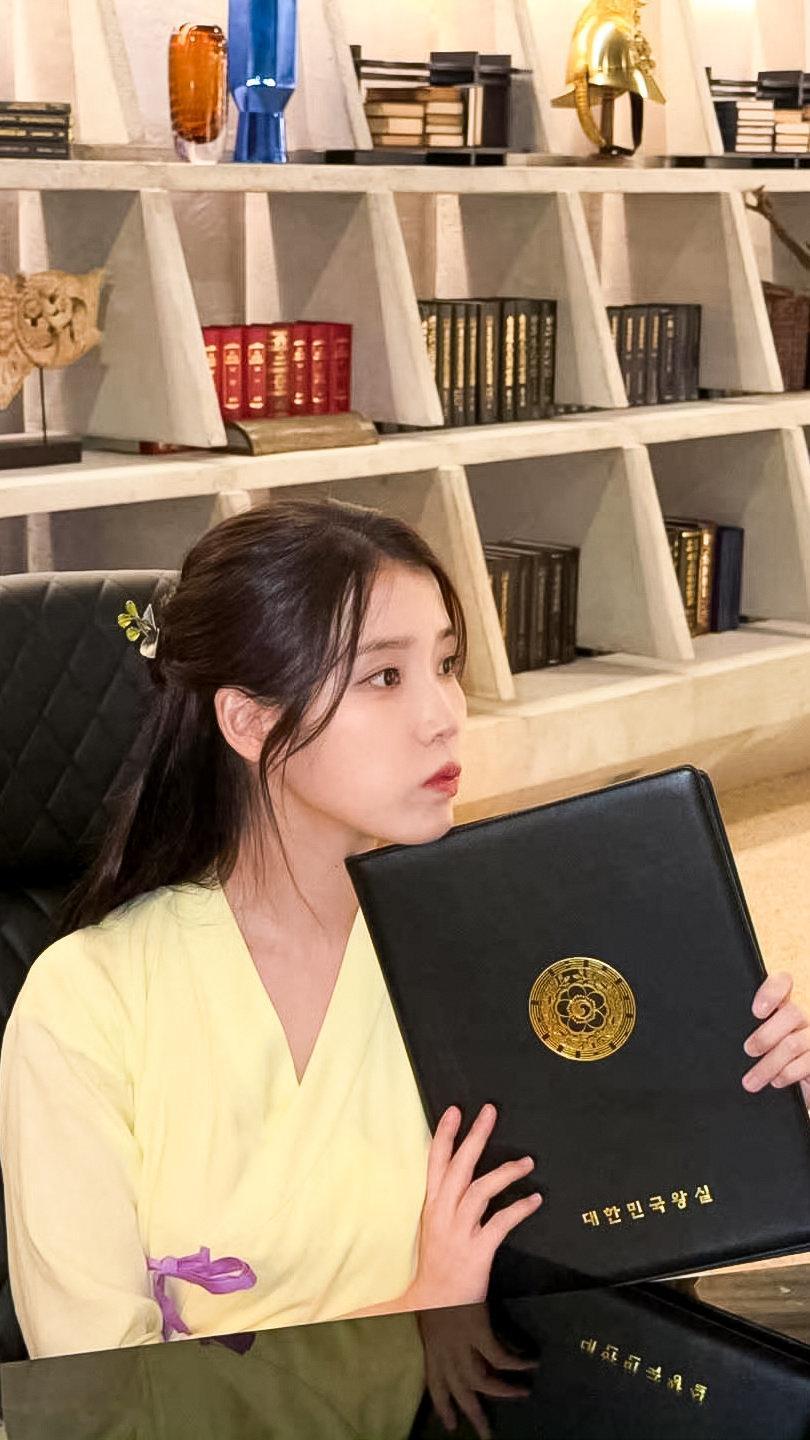 #IU[超话]#  📀#iu韩国第一女solo# 

日常

自修 | IU ​