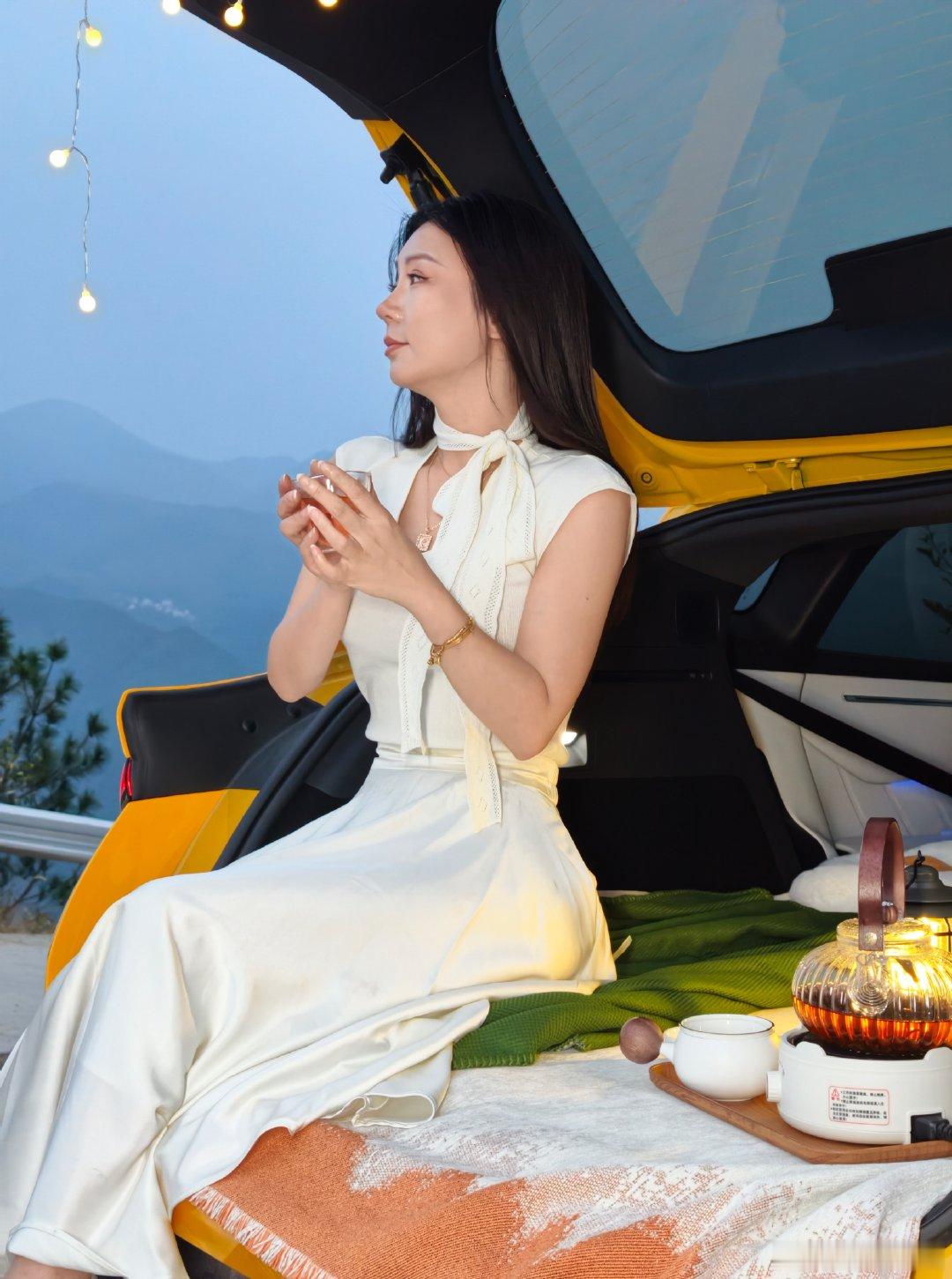 开方程S上山露营，这个后备箱真很惊喜！
铺上垫子，摆上茶具、打开对外放电就是山顶小茶席～
装东西也很能打，折叠桌椅、大包小包装备全都塞得下#方程s# ​