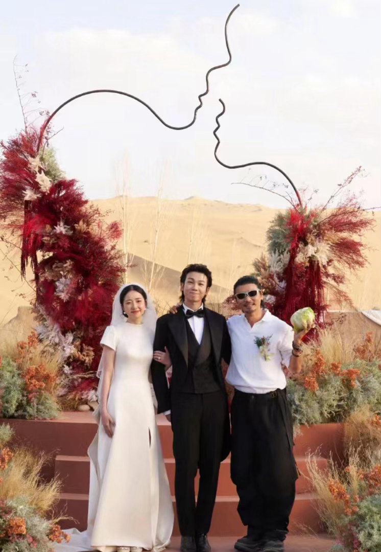 白举纲婚礼❗周笔畅张晋李承铉都去了...白举纲低调举办了婚礼
没想到在圈里人缘那么好
超多明星远赴敦煌参加婚礼
张晋蔡少芬、周笔畅、李承铉、胡海泉、黄雅莉还有13年快男等等
圈外老婆漂亮大气
两人已经有了可爱的女儿
白举纲也才32岁而已
事业红火家庭幸福
这就是幸福人生啊[派对R] ​